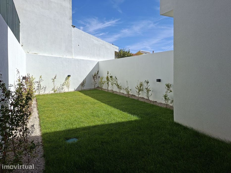 Moradia T3 nova com jardim em São Domingos de Rana