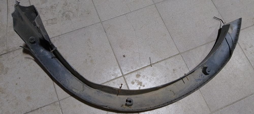 Молдинг передній правий