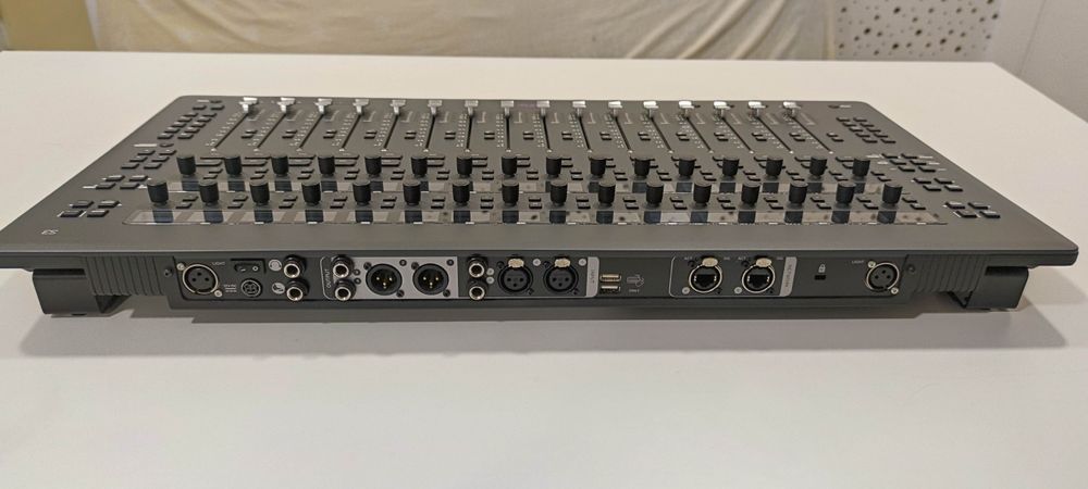 Mesa mistura controlador DAW Avid S3