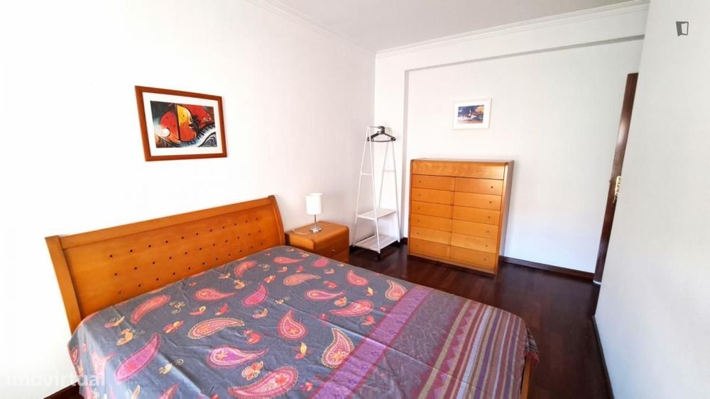 Quarto - localizado em Caparica Lisbon