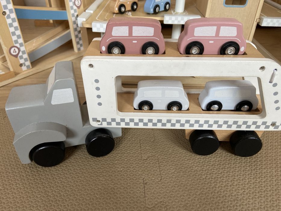 Duży drewniany zestaw mamabrum - garaż, tor dla autek i laweta
