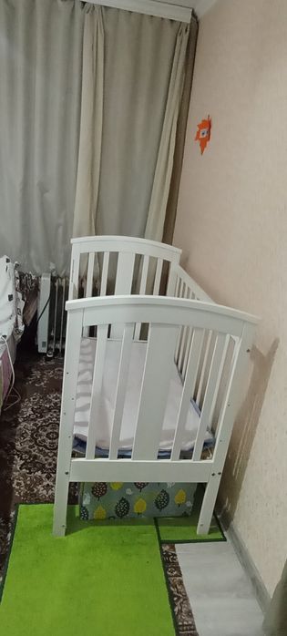 Дитяче ліжечко з маятником