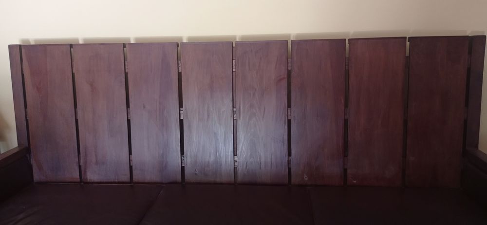 Sofá em madeira de castanho maciça.