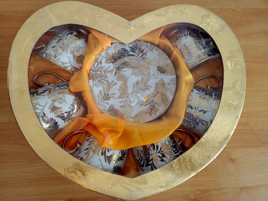 Serviço de chá com decoração em dourado