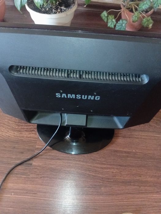 Монитор самсунг 20 дюймов. Читайте описание.