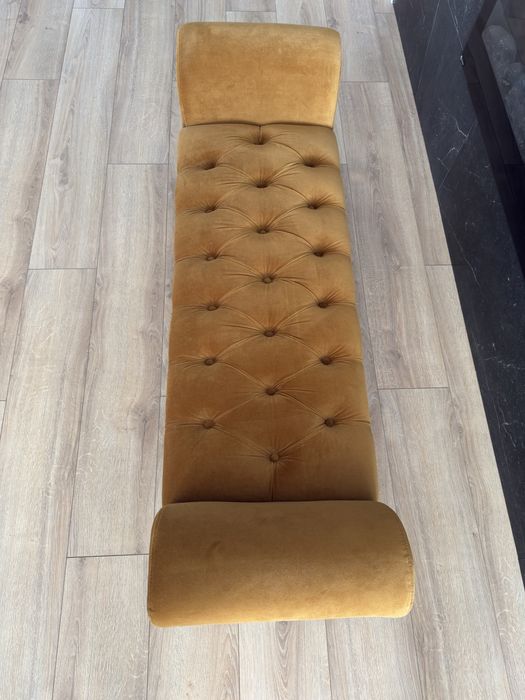 Eleganckie siedzisko tapicerowane.