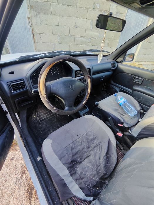 Peugeot 106 acidentado