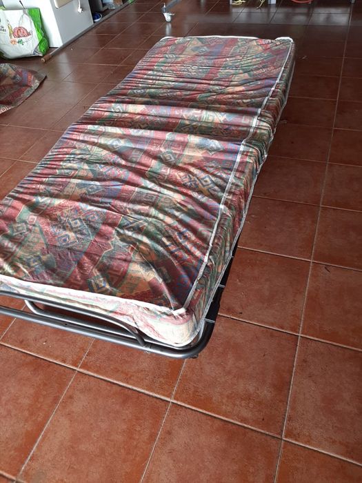 Colchao-Cama Solteiro em bom estado