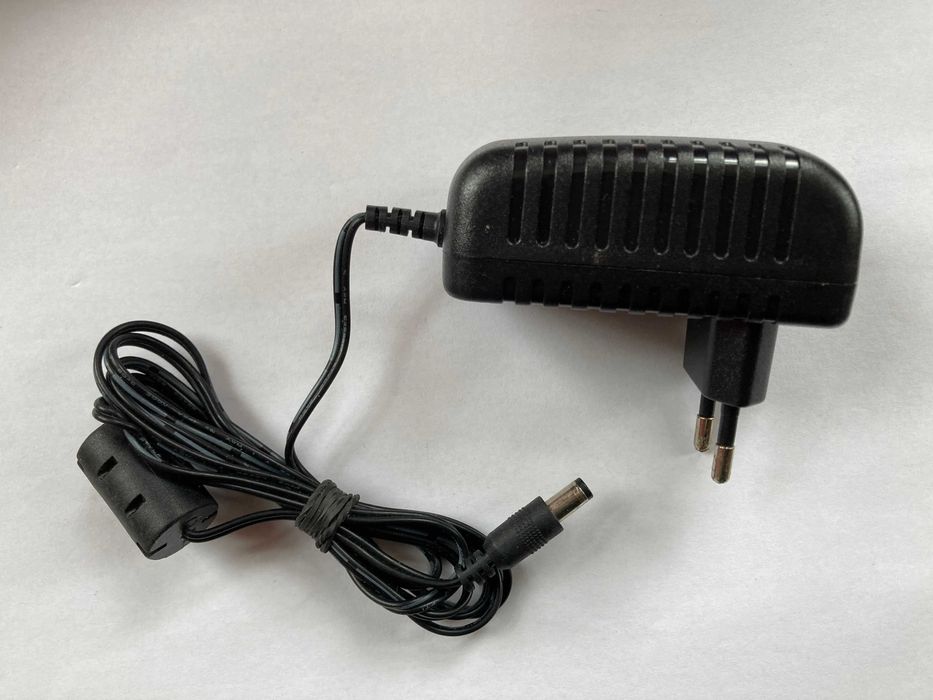 Zasilacz 12V 2A , (+) w środku , wtyk fi 5,5/2,1 mm