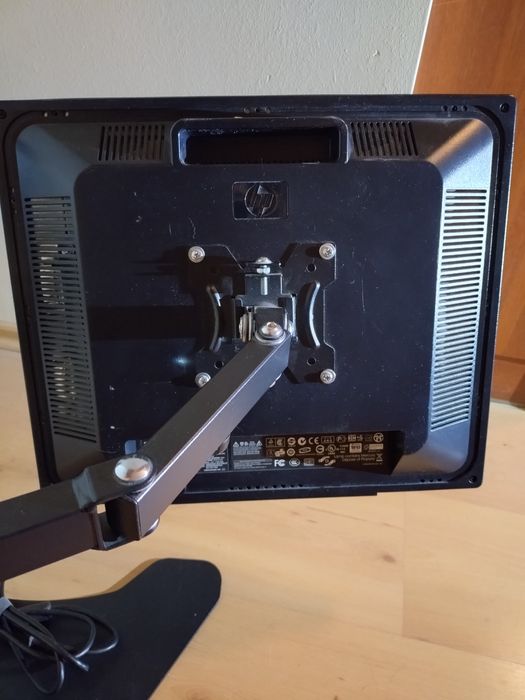 2x monitor HP L1950g 19'' na stojaku na dwa monitory