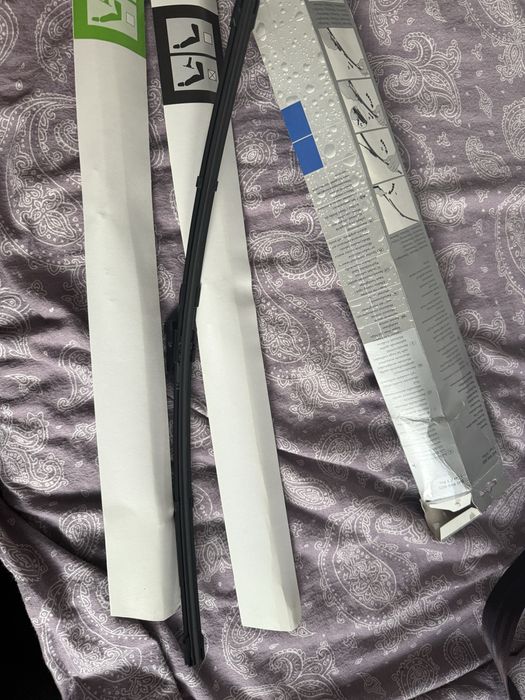 Zestaw oryginalnych wycieraczek przednich.