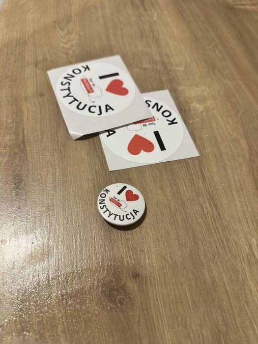 2 przypinki i 2 naklejki kocham konstytucje