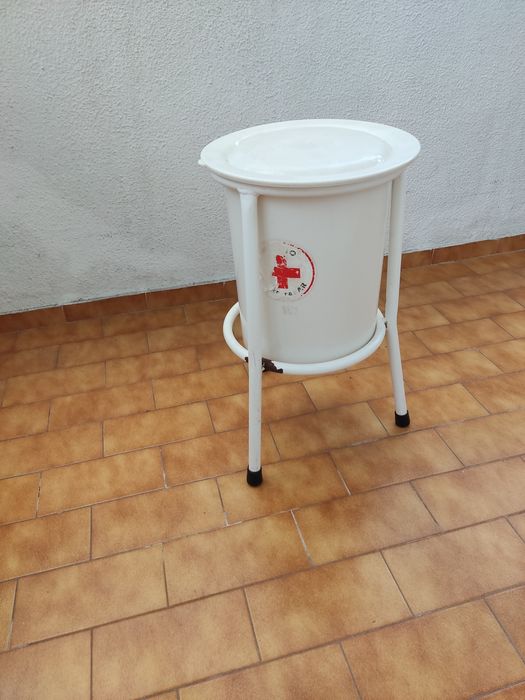 Suporte  em ferro  com bacio   alto hospitalar

- Composto em ferro para colocação de bacio alto com tampa;