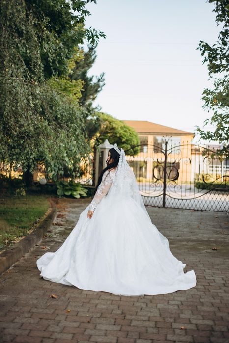 Шикарна весільна сукня