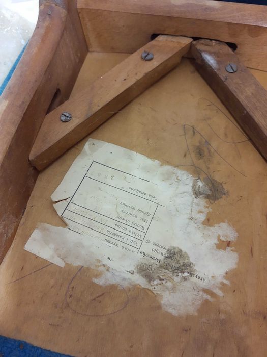 Komplet 5 krzeseł PRL Rajmund Hałas – Oryginalne etykiety