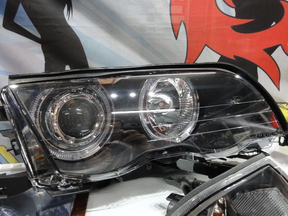 Faróis angel eyes com luz branca 5000k para BMW E46 4 portas / limosine 98-01 fundo preto com angel eyes em branco