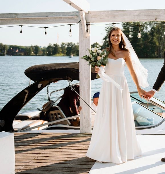 Klasyczna i elegancka suknia ślubna lara amylove