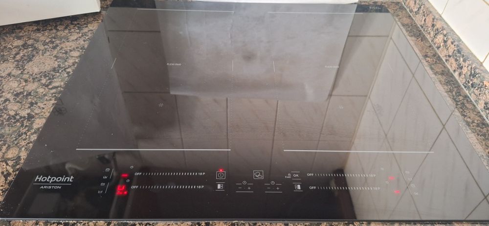 Placa eléctrica de indução Ariston Hotpoint Flexiduo

Os dois bico