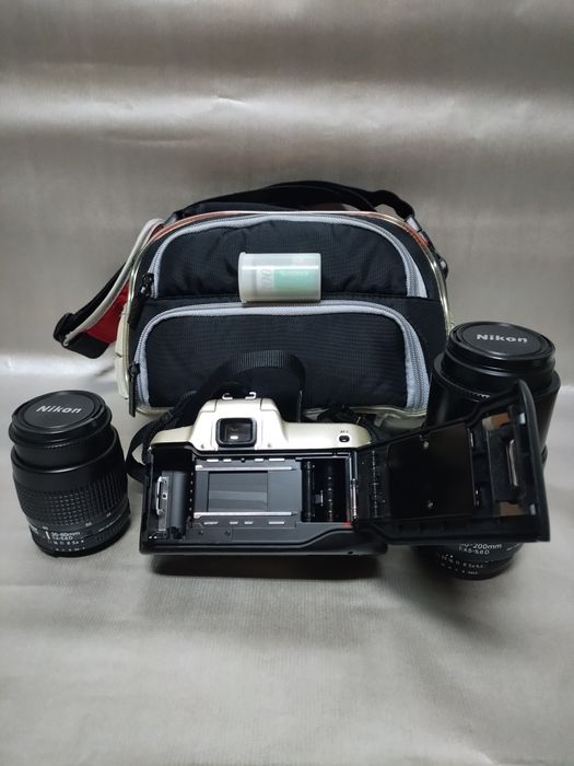 Máquina fotográfica Nikon F50 com objetivas