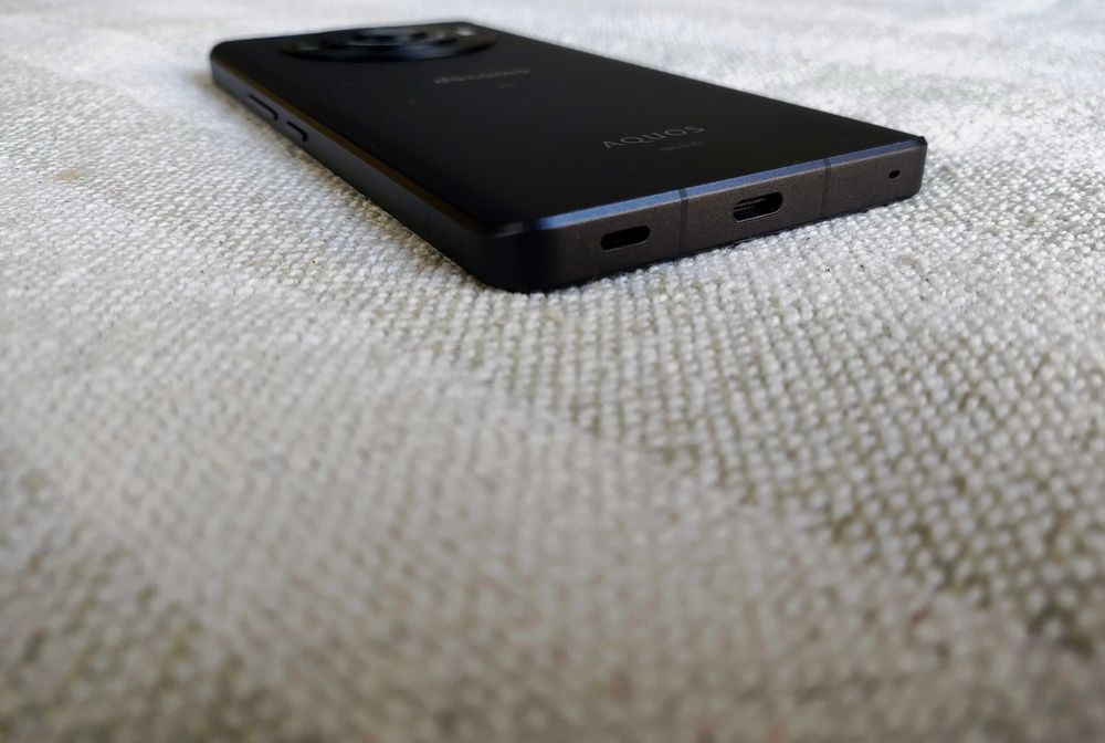 Японський смартфон Sharp R8PRO з найкращою 1" камерою від Leica, 2sim