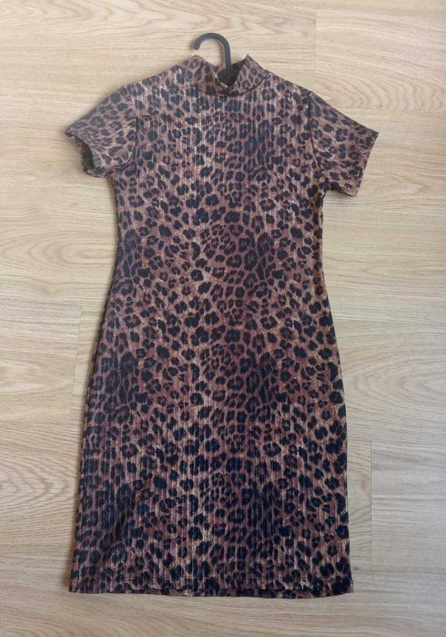 vestido gola alta e manga curta modelo brasileiro