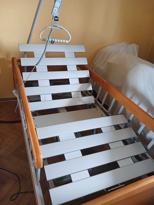 Łóżko rehabilitacyjne Völker 3010 S z wysięgnikiem w bardzo dobrym stanie