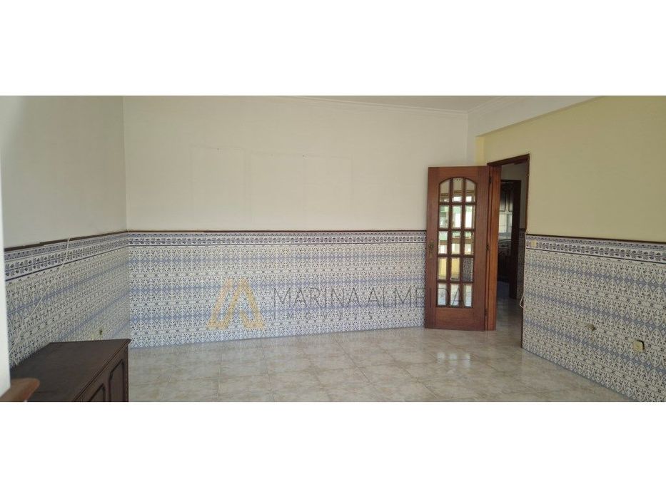 Apartamento t3 com 105m2, com zona de lavandaria, 2 varandas, e arr... — Moita, Setúbal