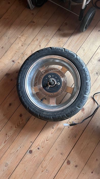 Pneus para mota elétrica (scooters]