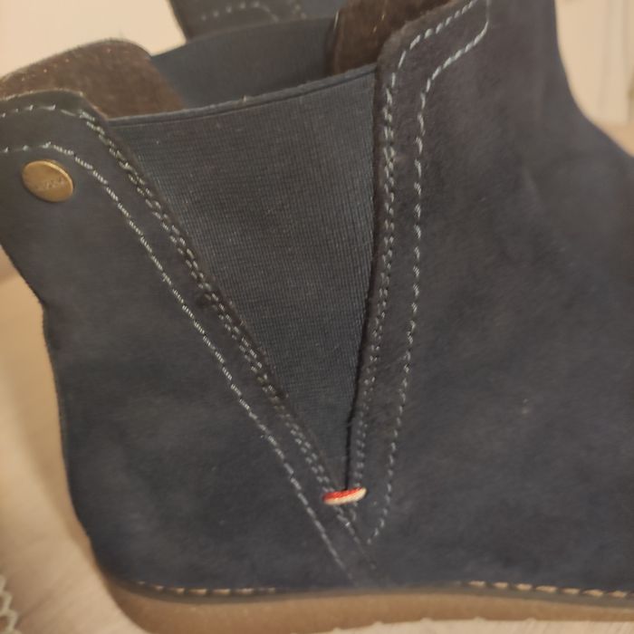 Sprzedam nowe buty ze skóry zamszowej