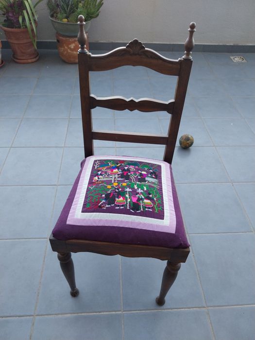 Cadeira de quarto ou sala vintage antiga e tratada, com assento movive