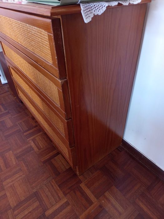“Conjunto de quarto em madeira com aplicações em palhinha entrançada