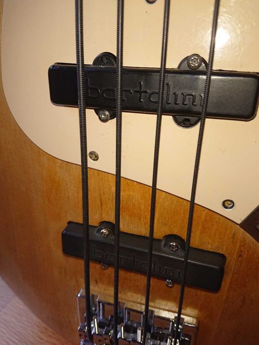 Gitara basowa fretless Vintage pickup Fender