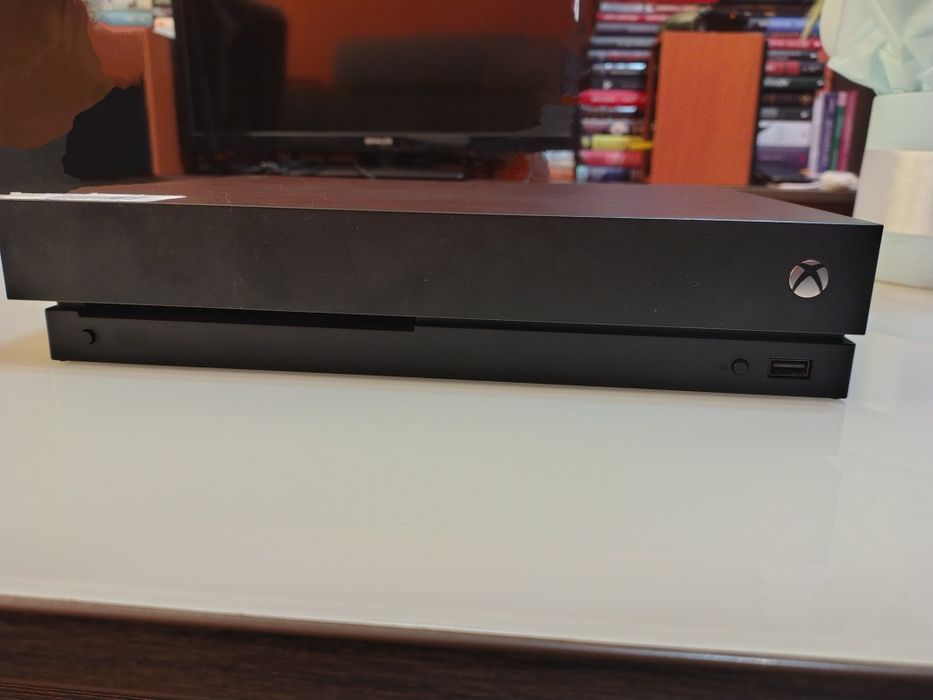 Xbox one X 1Tb з іграми, з одним геймпадом