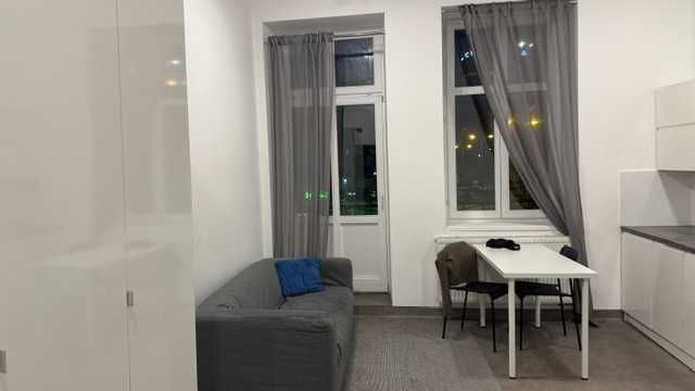 Kawalerka w centrum z balkonem/wyposażona i umeblowana