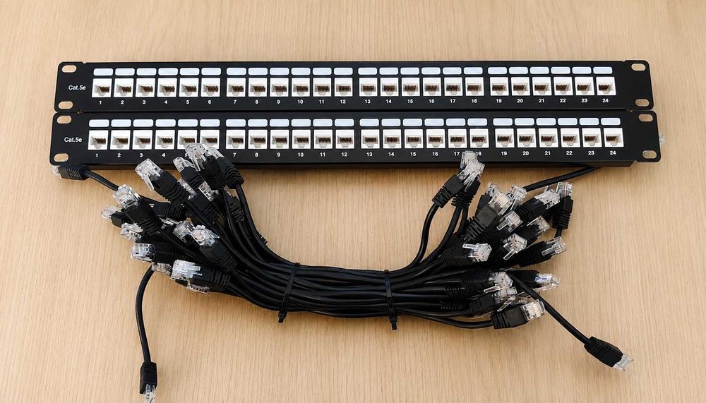 Kompletny zestaw LAN – Szafa Rack 9U + 2× TP-Link + Patch Panele + Okablowanie