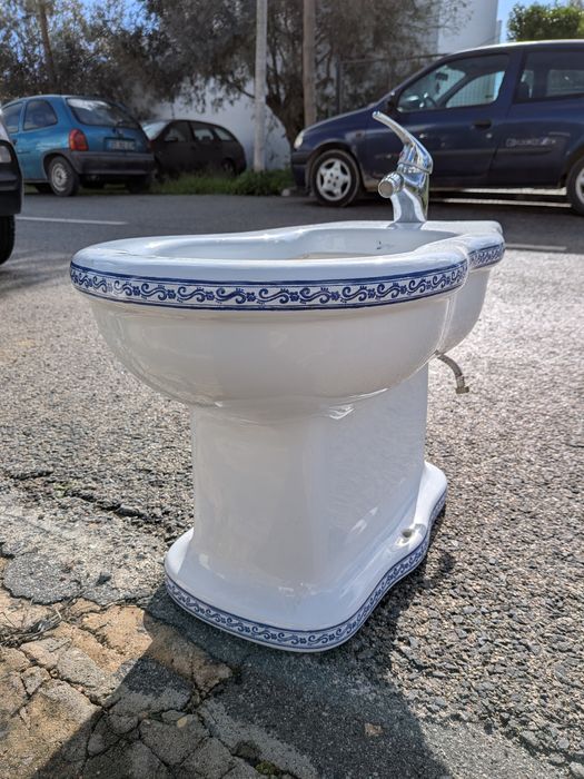 Bidé em cerâmica branco – bom estado