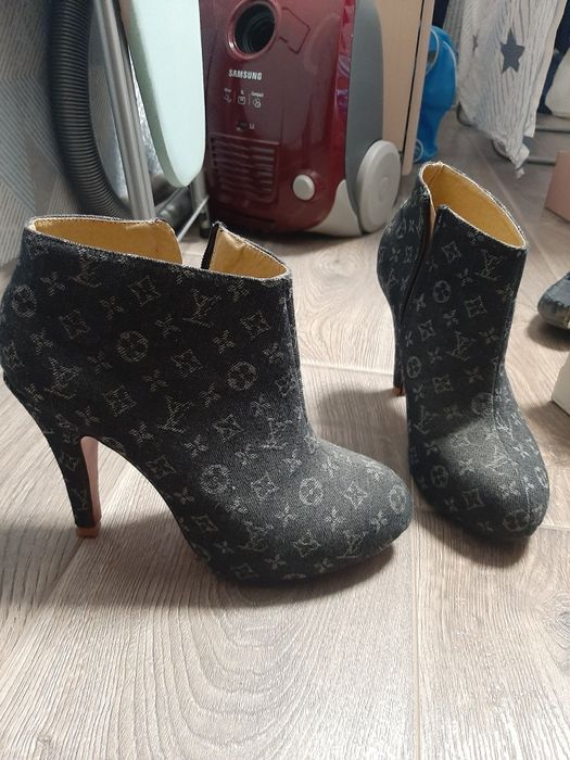 Батильоны полусапожки сапоги полусапоги ботинки на каблуке 39 размер