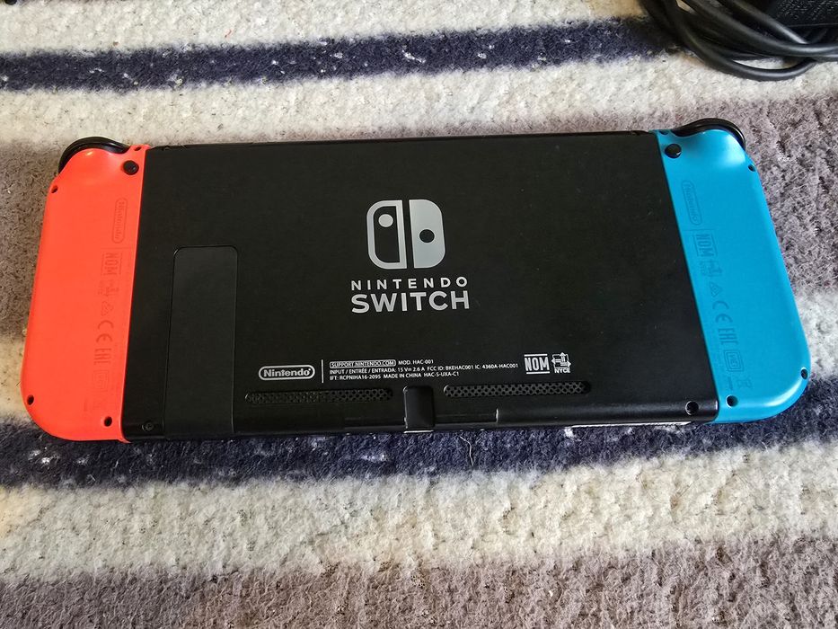 Nintendo switch v1 бесплатные игры 2 комплекта джойконов