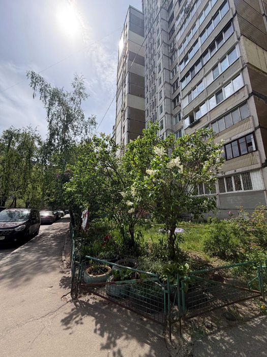 10 плюсів ожилої квартири з меблями між двома станціями метро Київ