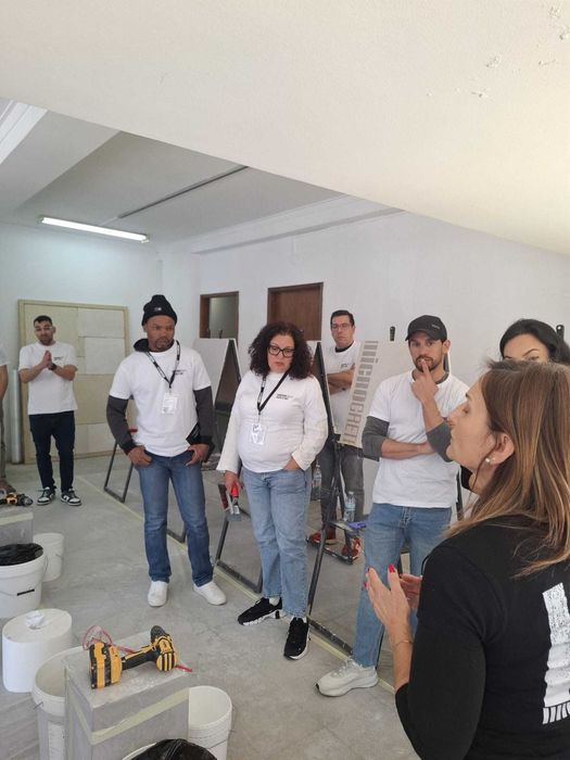 pavimentos em  microcimento ,*paredes de microcimento*outros trabalhos de microcimento,pintura e estuque(gesso). Por favor  ligue aqui  :963817024