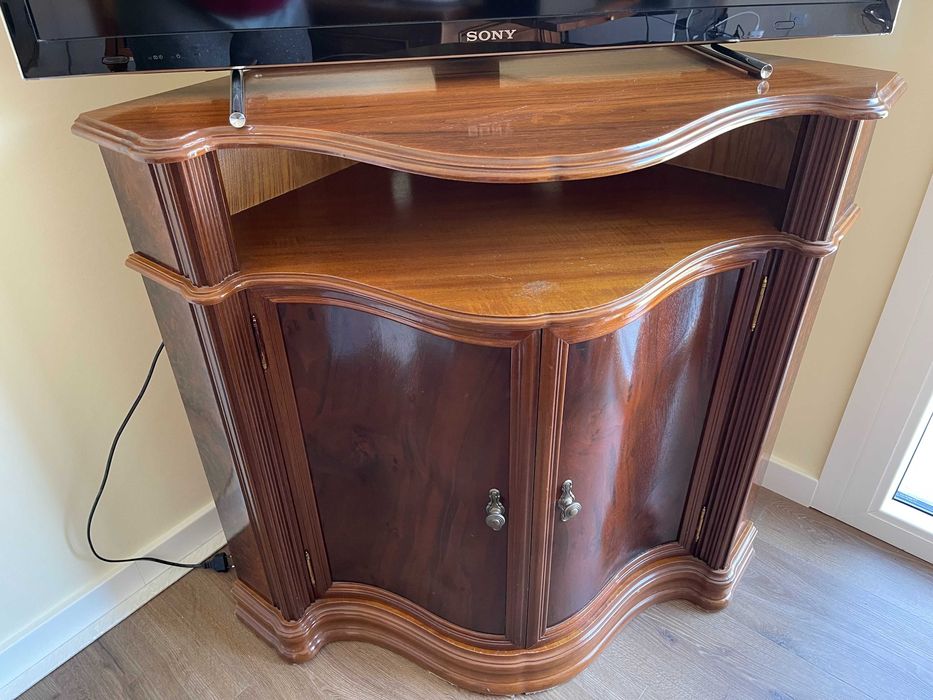 Móvel de canto com 2 portas em madeira maciça e raiz de nogueira