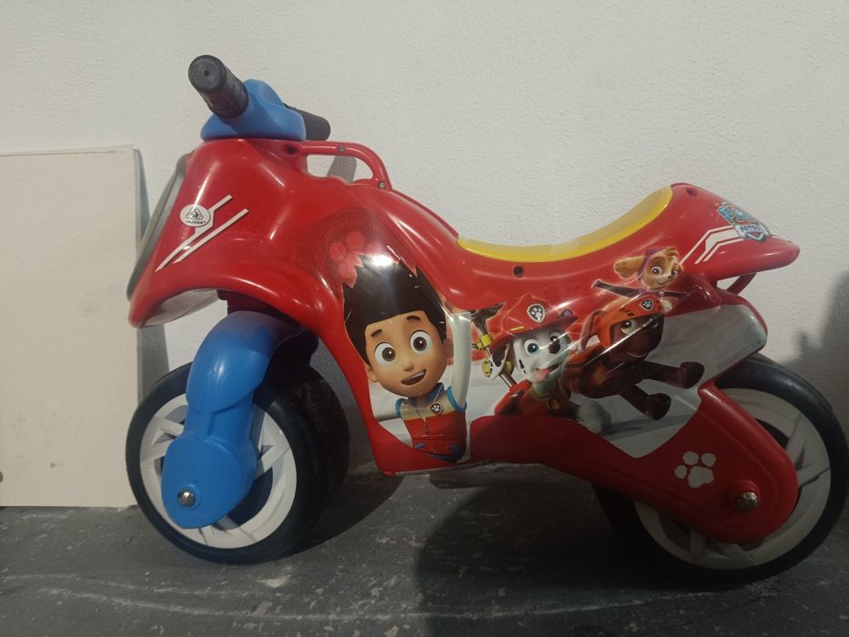 Mota sem pedais patrulha pata