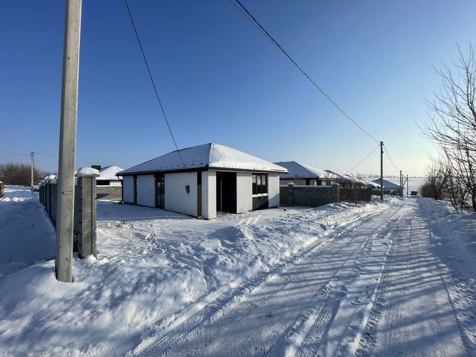 Збудований будинок з мережами та парканом!
