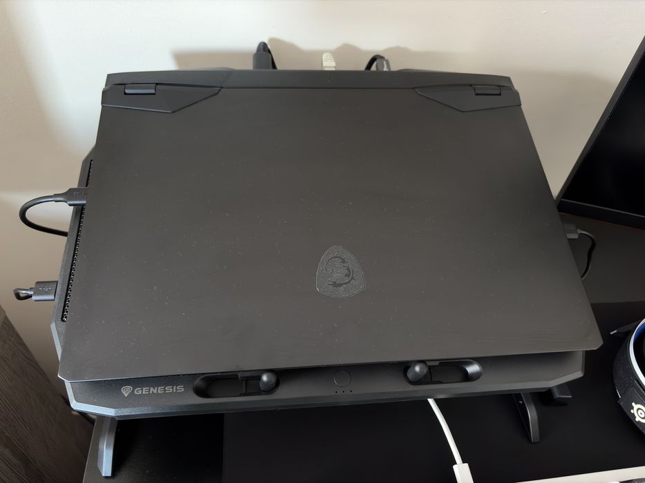 Laptop MSI Leopard 11UH z monitorem AOC 155 hz