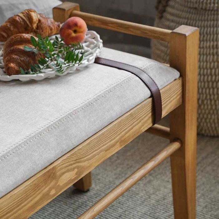 Nowoczesna ławka drewniana z tapicerowanym siedziskiem PEL 20