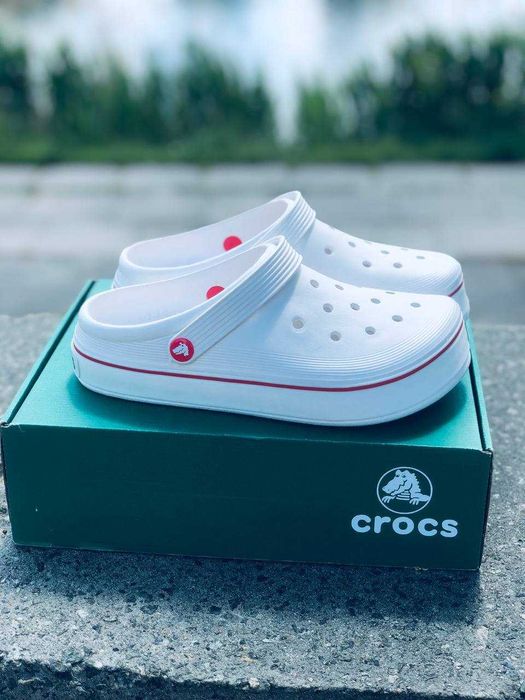 Белые кроксы женские Crocs шлепанцы на каждый день шлепки тапки с закрытыми пальцами ортопедическая стелька кроксы женские