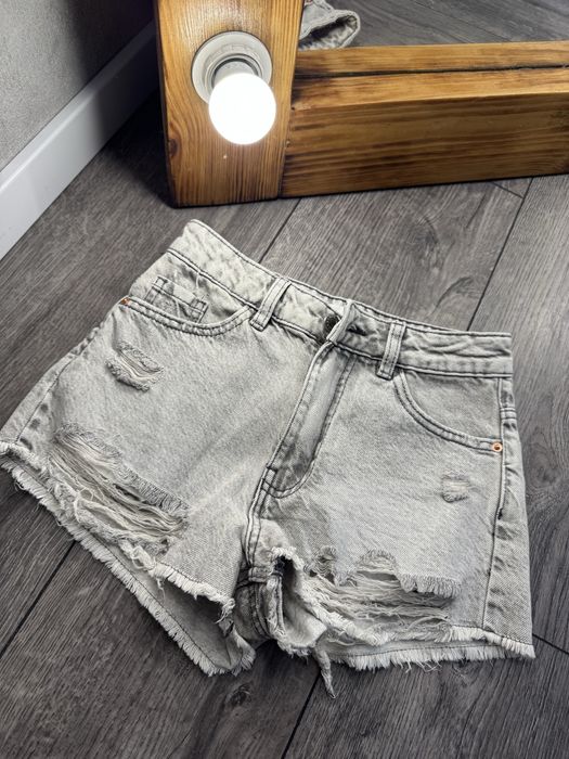 жіночі шорти.