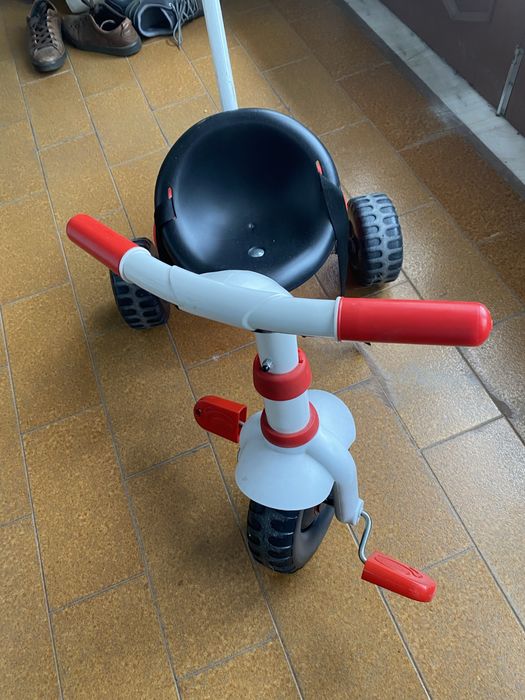 Triciclo com pedais para criancas pequena usado mas em bom estado