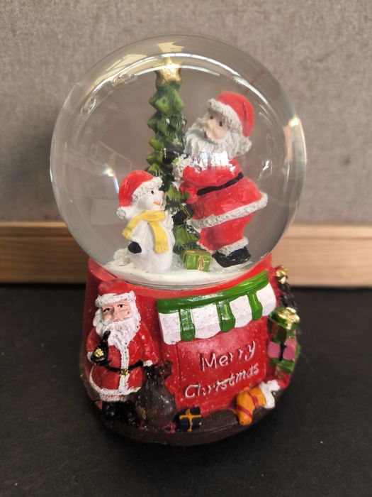 Bola de neve com música e figuras.
Bola de neve decorativa com tema na