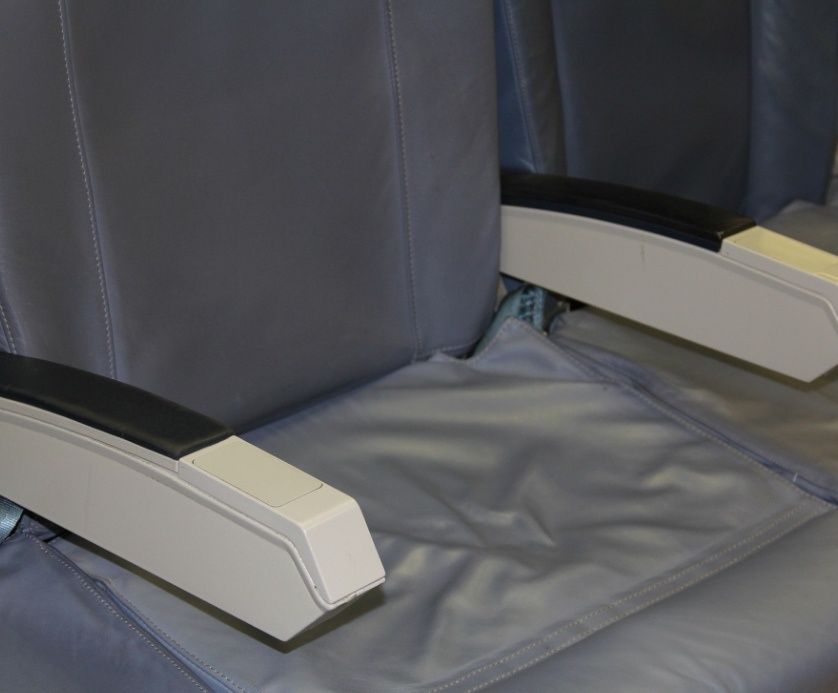 Cadeira tripla de classe económica de um avião da TAP Air Portugal